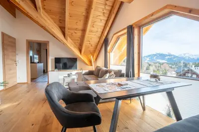 Ein allgemeiner Bergblick oder ein Berglick von der Ferienwohnung aus