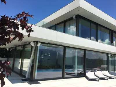 Das Gebäude in dem sich die Villa befindet