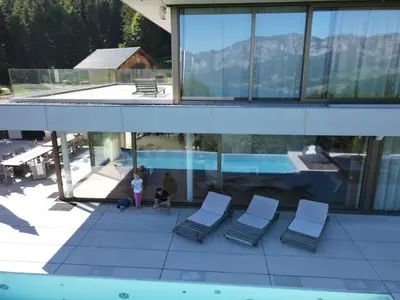 Der Swimmingpool an oder in der Nähe von Attersee Luxury Design Villa with dream views, large Pool and Sauna