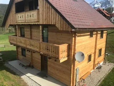 Das Gebäude in dem sich das Ferienhaus befindet