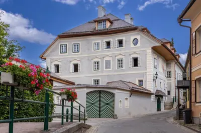 Das Gebäude in dem sich das Aparthotel befindet