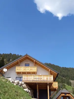 Ein allgemeiner Bergblick oder ein Berglick von der Ferienwohnung aus