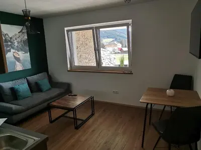 Ein Sitzbereich in der Unterkunft Berg:Zeit_Apartments