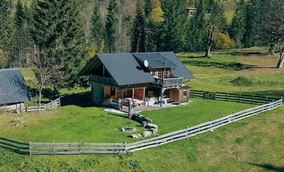 Das Gebäude in dem sich das Ferienhaus befindet