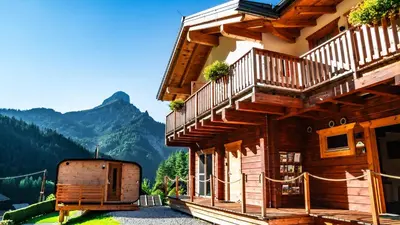Ein allgemeiner Bergblick oder ein Berglick von des Aparthotels aus