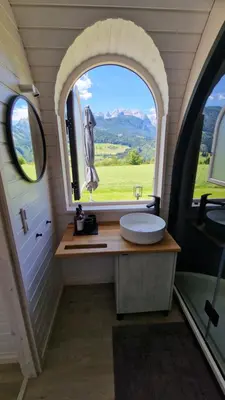 Ein allgemeiner Bergblick oder ein Berglick von des Ferienhauses aus