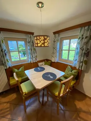 Ein Sitzbereich in der Unterkunft Ferienwohnung Engl Haus