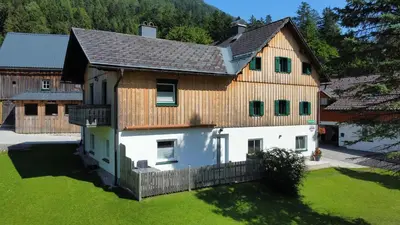 Das Gebäude in dem sich das Ferienhaus befindet