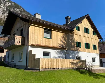 Das Gebäude in dem sich das Ferienhaus befindet